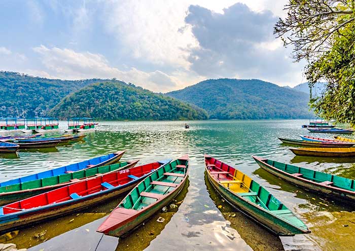 乘坐色彩繽紛的木船悠閒地遊覽費瓦湖